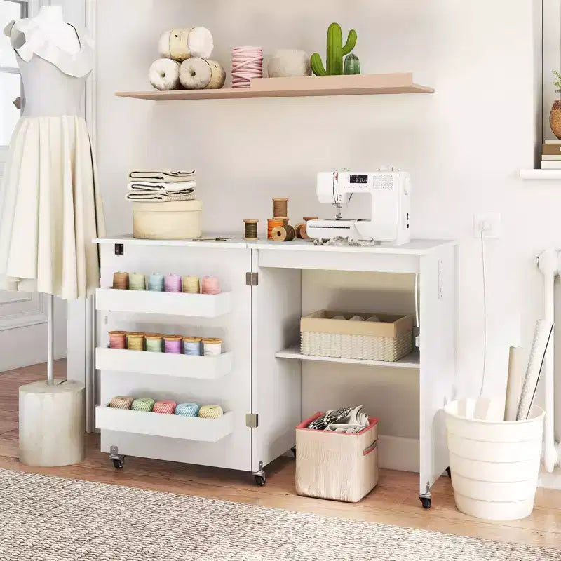 Table à coudre pliable Costway avec roulettes verrouillables, support avec 3 bacs de rangement et prises de courant Blanc/Naturel/Marron/Blanc+Naturel