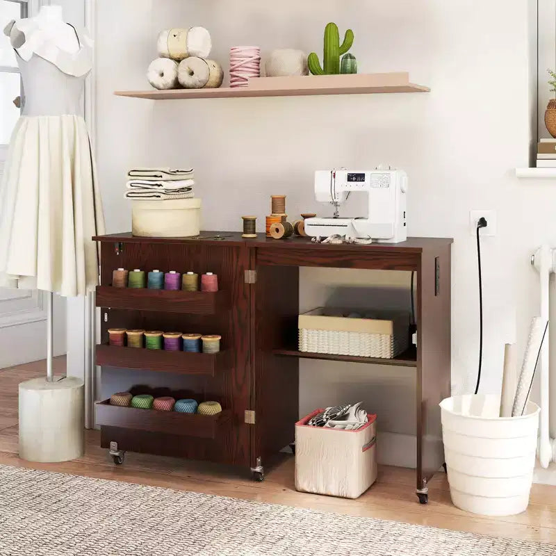 Table à coudre pliable Costway avec roulettes verrouillables, support avec 3 bacs de rangement et prises de courant Blanc/Naturel/Marron/Blanc+Naturel