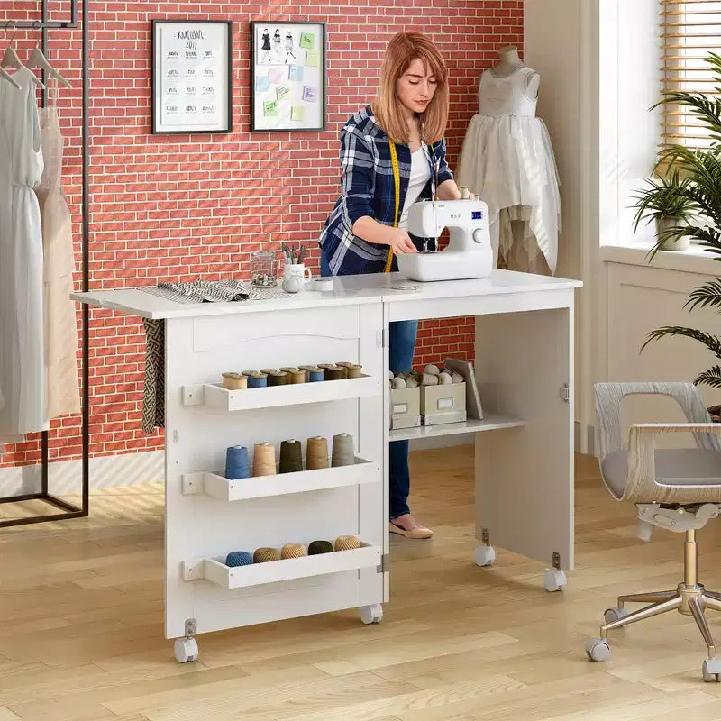 Table à coudre pliable Costway avec roulettes verrouillables, support avec 3 bacs de rangement et prises de courant Blanc/Naturel/Marron/Blanc+Naturel