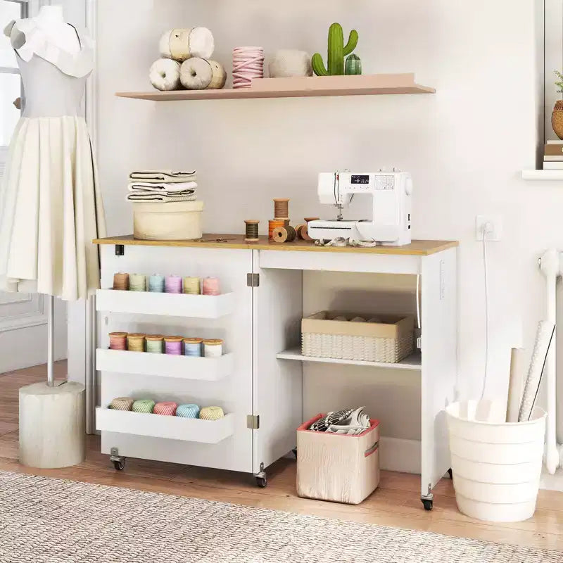 Table à coudre pliable Costway avec roulettes verrouillables, support avec 3 bacs de rangement et prises de courant Blanc/Naturel/Marron/Blanc+Naturel
