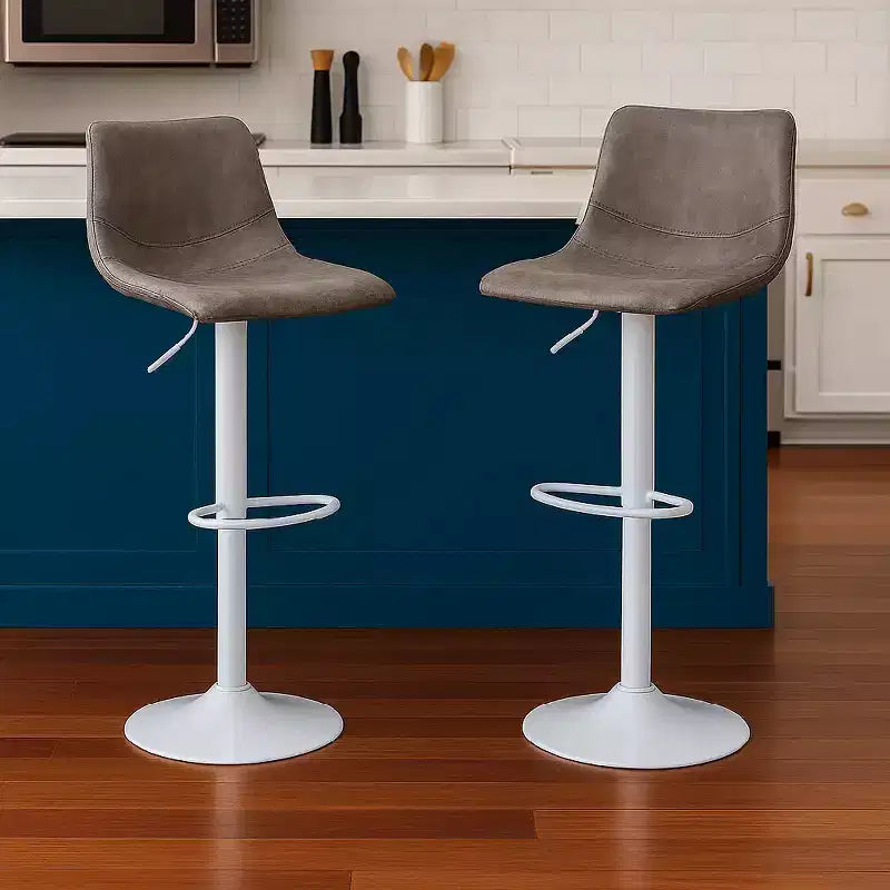 Tabourets de bar LeisureMod Tilbury avec base en fer blanc, tabourets de comptoir réglables en hauteur avec siège en cuir, fonction pivotante et repose-pieds, lot de 2