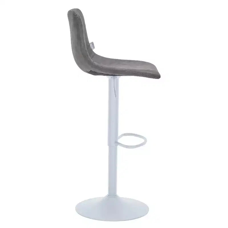Tabourets de bar LeisureMod Tilbury avec base en fer blanc, tabourets de comptoir réglables en hauteur avec siège en cuir, fonction pivotante et repose-pieds, lot de 2
