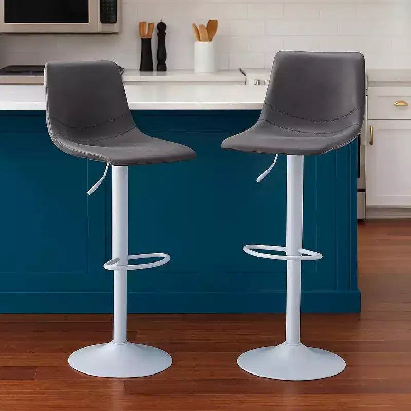 Tabourets de bar LeisureMod Tilbury avec base en fer blanc, tabourets de comptoir réglables en hauteur avec siège en cuir, fonction pivotante et repose-pieds, lot de 2