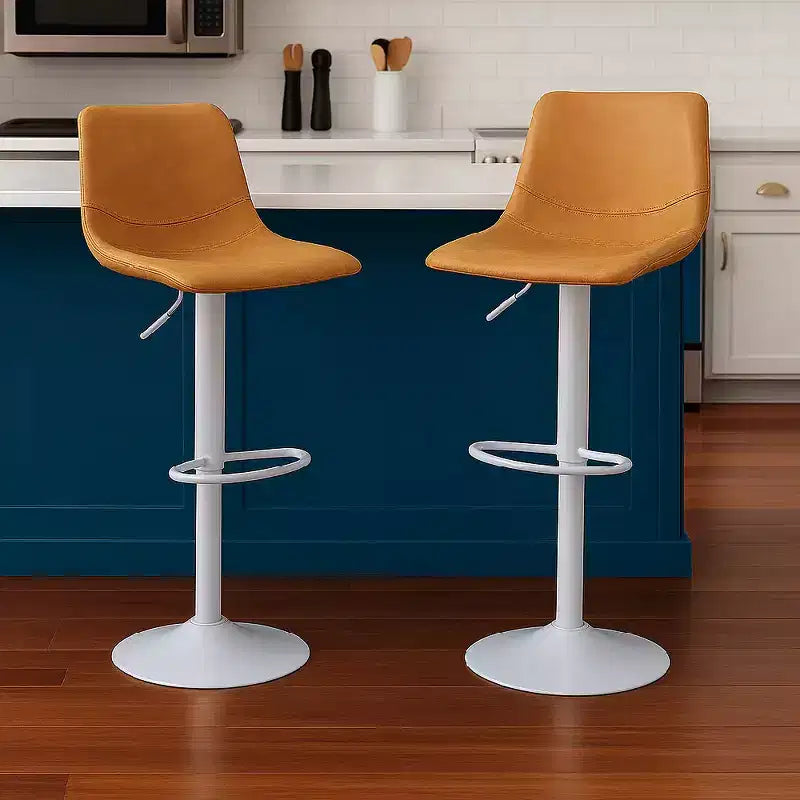Tabourets de bar LeisureMod Tilbury avec base en fer blanc, tabourets de comptoir réglables en hauteur avec siège en cuir, fonction pivotante et repose-pieds, lot de 2