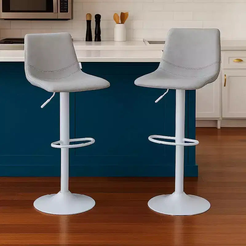 Tabourets de bar LeisureMod Tilbury avec base en fer blanc, tabourets de comptoir réglables en hauteur avec siège en cuir, fonction pivotante et repose-pieds, lot de 2