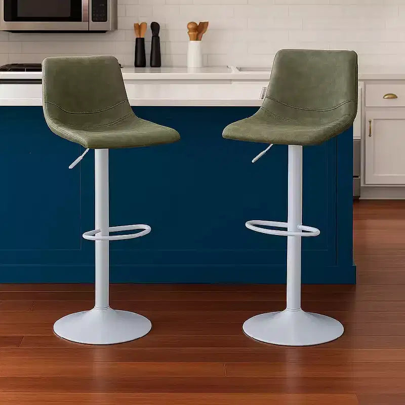 Tabourets de bar LeisureMod Tilbury avec base en fer blanc, tabourets de comptoir réglables en hauteur avec siège en cuir, fonction pivotante et repose-pieds, lot de 2