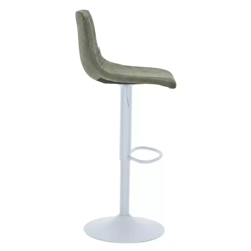Tabourets de bar LeisureMod Tilbury avec base en fer blanc, tabourets de comptoir réglables en hauteur avec siège en cuir, fonction pivotante et repose-pieds, lot de 2