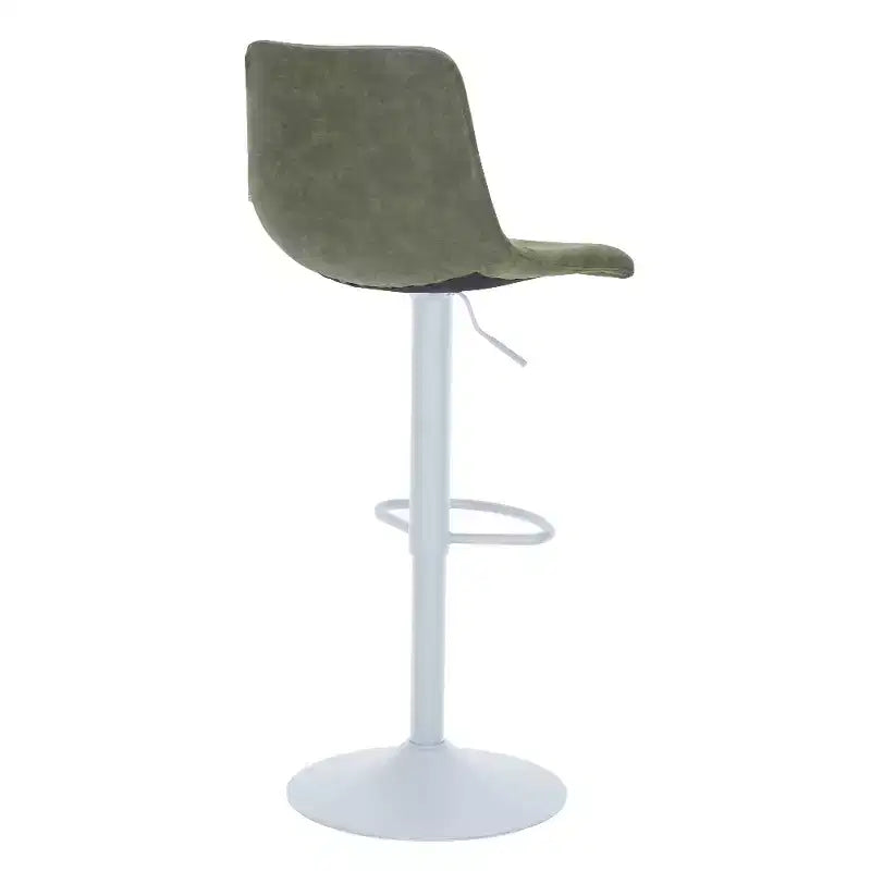 Tabourets de bar LeisureMod Tilbury avec base en fer blanc, tabourets de comptoir réglables en hauteur avec siège en cuir, fonction pivotante et repose-pieds, lot de 2