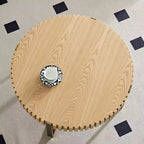 Table basse Okak moderne en bois fabriquée à la main, 80 cm (31,5 po) de long avec piédestal robuste, table d'appoint ronde peu encombrante pour petit salon ou bureau