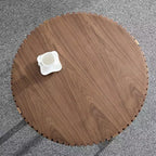 Table basse Okak moderne en bois fabriquée à la main, 80 cm (31,5 po) de long avec piédestal robuste, table d'appoint ronde peu encombrante pour petit salon ou bureau