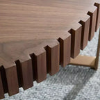 Table basse Okak moderne en bois fabriquée à la main, 80 cm (31,5 po) de long avec piédestal robuste, table d'appoint ronde peu encombrante pour petit salon ou bureau