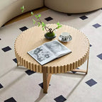 Table basse Okak moderne en bois fabriquée à la main, 80 cm (31,5 po) de long avec piédestal robuste, table d'appoint ronde peu encombrante pour petit salon ou bureau