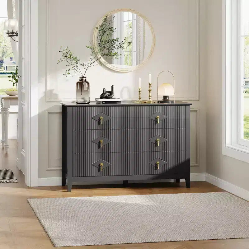 Commode de chambre à trois tiroirs avec poignées métalliques, convenant comme meuble TV ou armoire de rangement en bois pour chambres, salons ou couloirs.