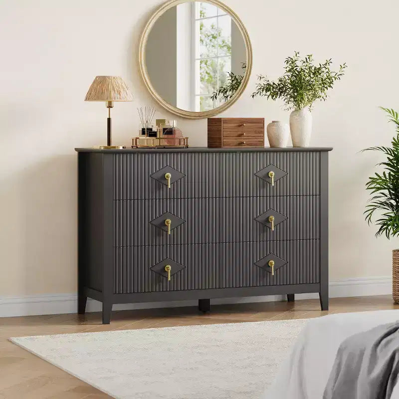 Commode de chambre à trois tiroirs avec poignées métalliques, convenant comme meuble TV ou armoire de rangement en bois pour chambres, salons ou couloirs.