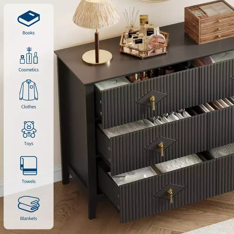 Commode de chambre à trois tiroirs avec poignées métalliques, convenant comme meuble TV ou armoire de rangement en bois pour chambres, salons ou couloirs.