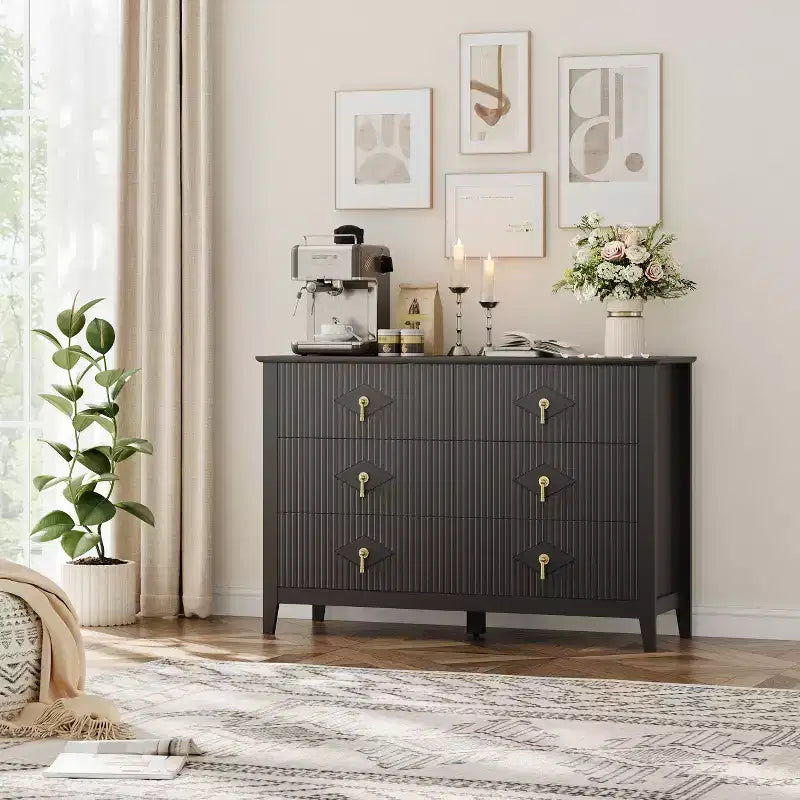 Commode de chambre à trois tiroirs avec poignées métalliques, convenant comme meuble TV ou armoire de rangement en bois pour chambres, salons ou couloirs.