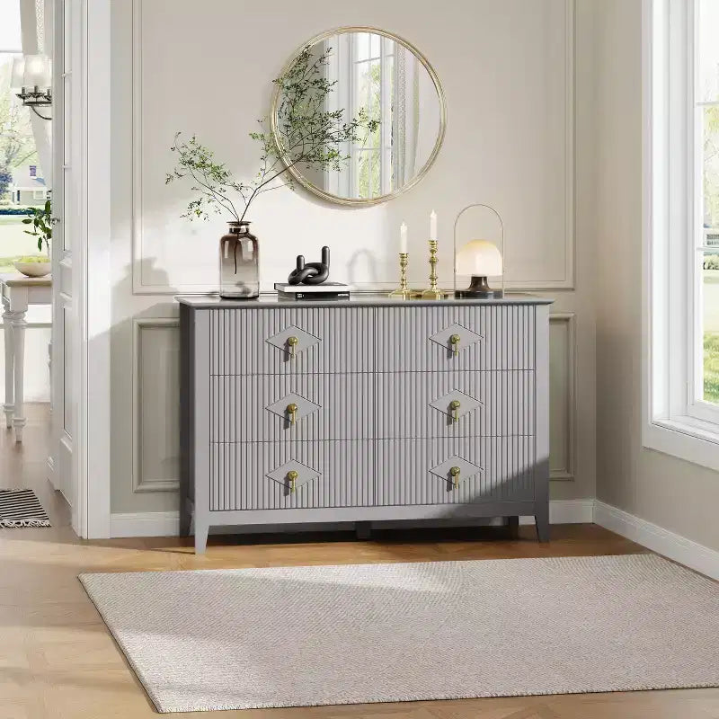 Commode de chambre à trois tiroirs avec poignées métalliques, convenant comme meuble TV ou armoire de rangement en bois pour chambres, salons ou couloirs.