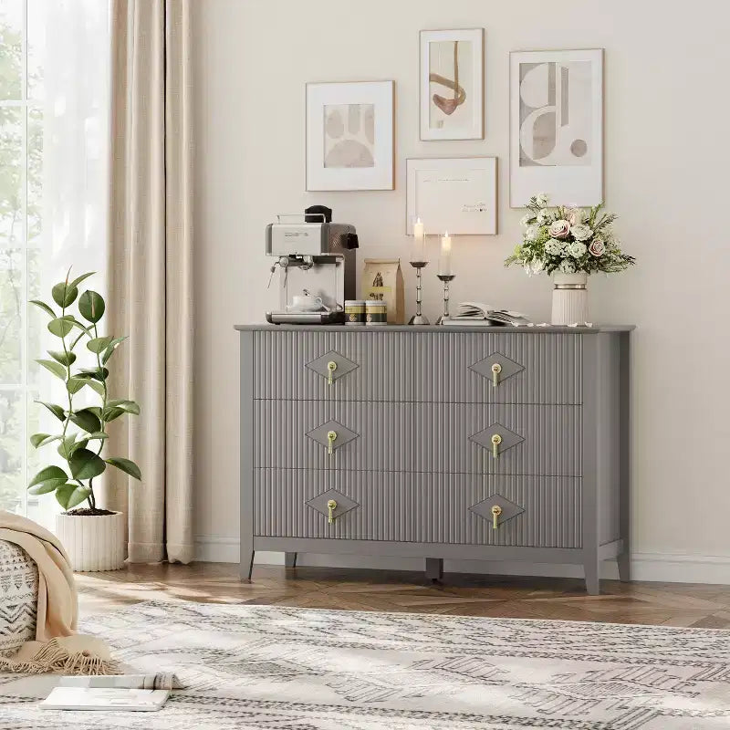 Commode de chambre à trois tiroirs avec poignées métalliques, convenant comme meuble TV ou armoire de rangement en bois pour chambres, salons ou couloirs.