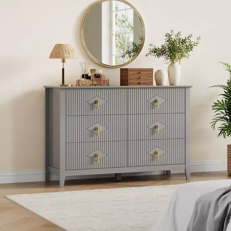 Commode de chambre à trois tiroirs avec poignées métalliques, convenant comme meuble TV ou armoire de rangement en bois pour chambres, salons ou couloirs.