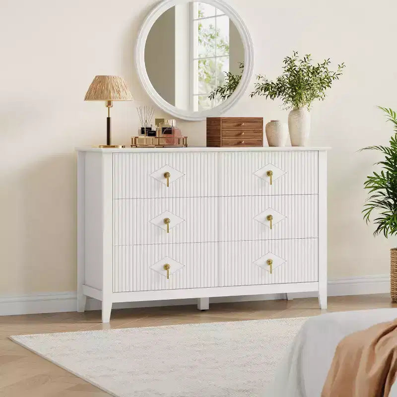 Commode de chambre à trois tiroirs avec poignées métalliques, convenant comme meuble TV ou armoire de rangement en bois pour chambres, salons ou couloirs.