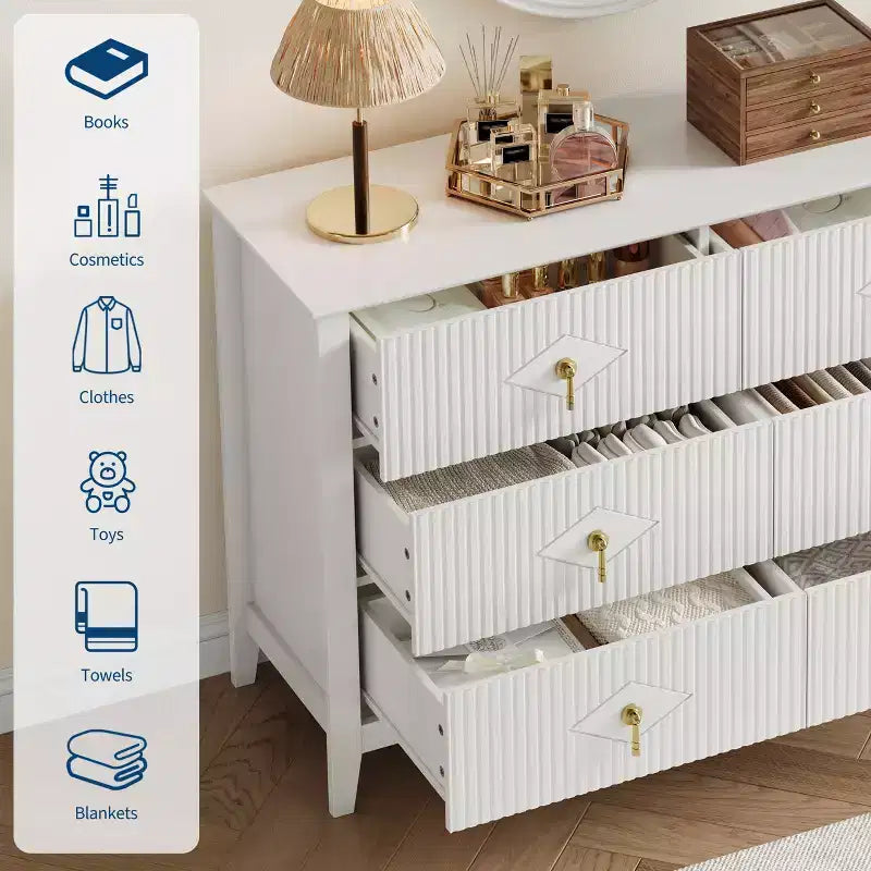 Commode de chambre à trois tiroirs avec poignées métalliques, convenant comme meuble TV ou armoire de rangement en bois pour chambres, salons ou couloirs.