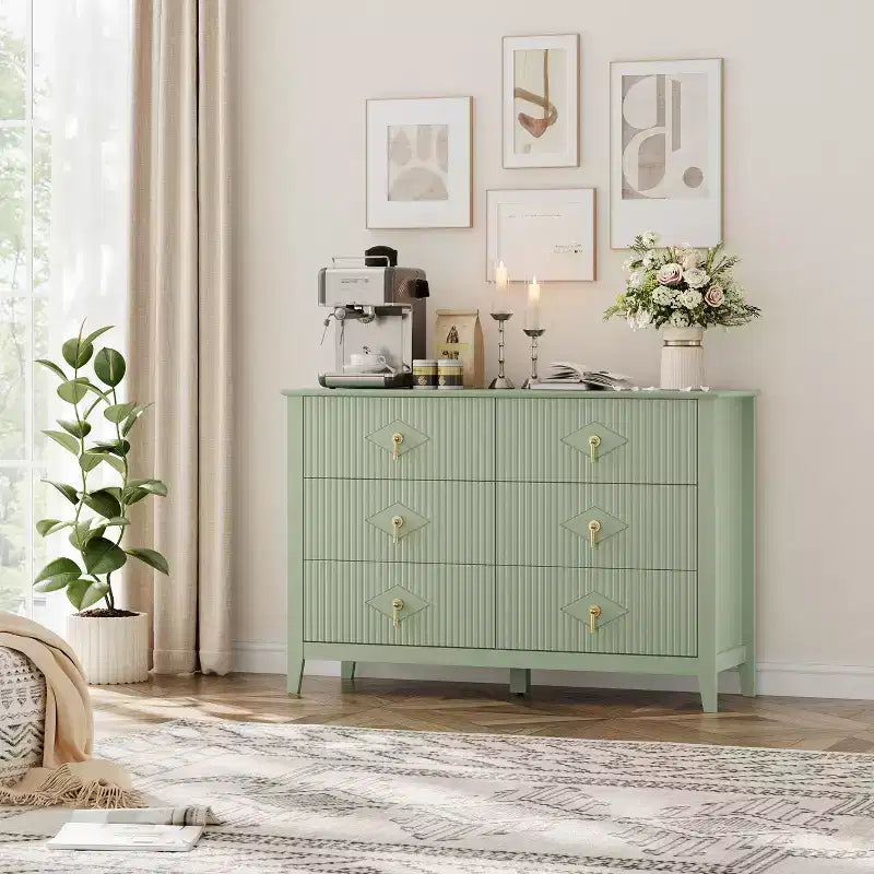 Commode de chambre à trois tiroirs avec poignées métalliques, convenant comme meuble TV ou armoire de rangement en bois pour chambres, salons ou couloirs.