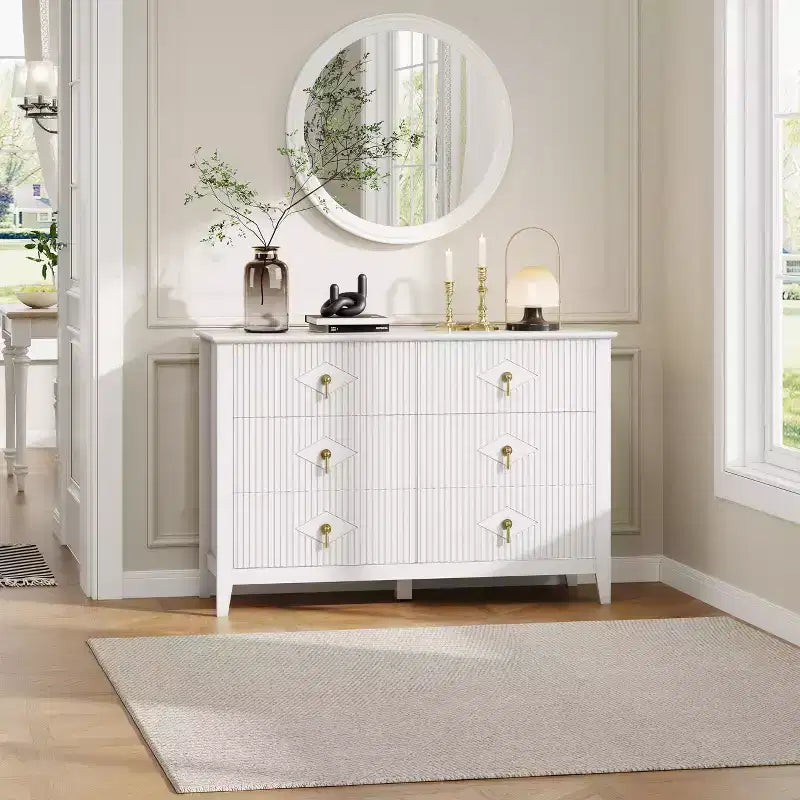 Commode de chambre à trois tiroirs avec poignées métalliques, convenant comme meuble TV ou armoire de rangement en bois pour chambres, salons ou couloirs.