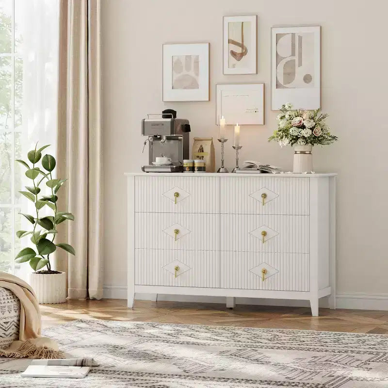 Commode de chambre à trois tiroirs avec poignées métalliques, convenant comme meuble TV ou armoire de rangement en bois pour chambres, salons ou couloirs.