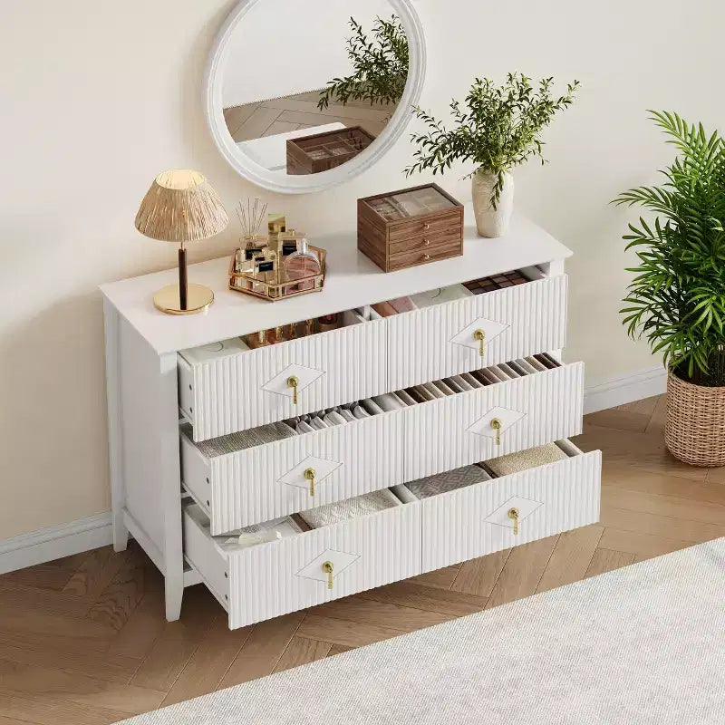 Commode de chambre à trois tiroirs avec poignées métalliques, convenant comme meuble TV ou armoire de rangement en bois pour chambres, salons ou couloirs.