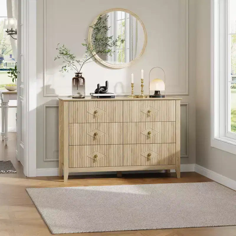 Commode de chambre à trois tiroirs avec poignées métalliques, convenant comme meuble TV ou armoire de rangement en bois pour chambres, salons ou couloirs.