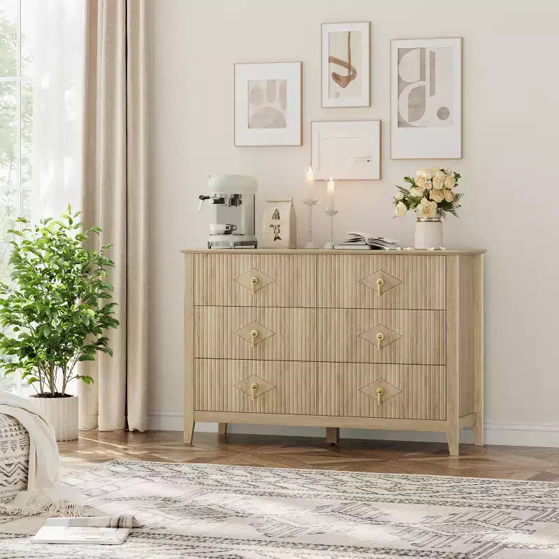 Commode de chambre à trois tiroirs avec poignées métalliques, convenant comme meuble TV ou armoire de rangement en bois pour chambres, salons ou couloirs.