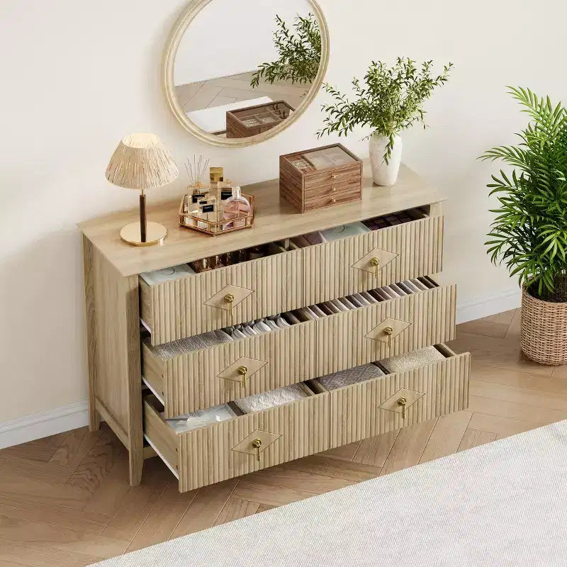 Commode de chambre à trois tiroirs avec poignées métalliques, convenant comme meuble TV ou armoire de rangement en bois pour chambres, salons ou couloirs.