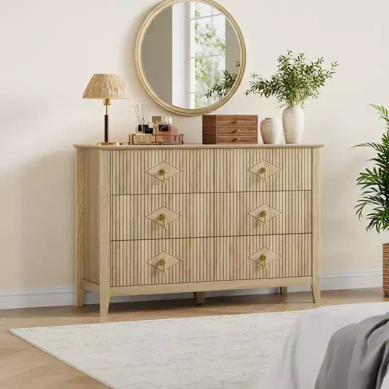 Commode de chambre à trois tiroirs avec poignées métalliques, convenant comme meuble TV ou armoire de rangement en bois pour chambres, salons ou couloirs.