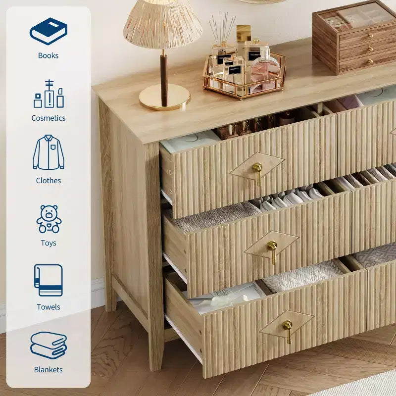Commode de chambre à trois tiroirs avec poignées métalliques, convenant comme meuble TV ou armoire de rangement en bois pour chambres, salons ou couloirs.