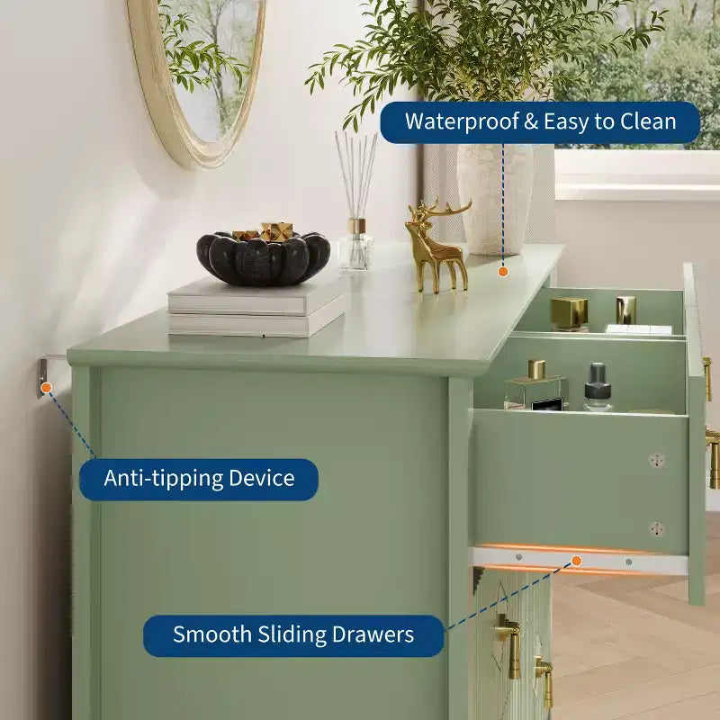 Commode de chambre à trois tiroirs avec poignées métalliques, convenant comme meuble TV ou armoire de rangement en bois pour chambres, salons ou couloirs.