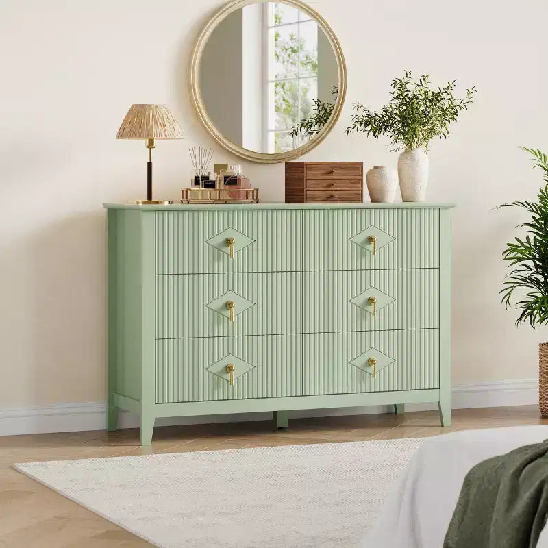Commode de chambre à trois tiroirs avec poignées métalliques, convenant comme meuble TV ou armoire de rangement en bois pour chambres, salons ou couloirs.