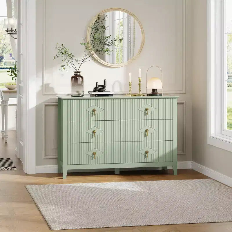 Commode de chambre à trois tiroirs avec poignées métalliques, convenant comme meuble TV ou armoire de rangement en bois pour chambres, salons ou couloirs.