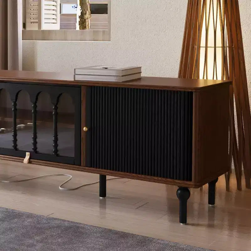 Meuble TV moderne du milieu du siècle Luck Live de 78,74 po avec portes coulissantes, panneaux en verre arqué, poignées en métal, pieds en bois massif et gestion des câbles