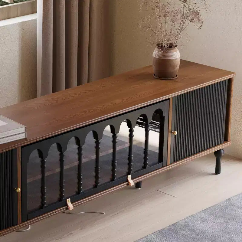 Meuble TV moderne du milieu du siècle Luck Live de 78,74 po avec portes coulissantes, panneaux en verre arqué, poignées en métal, pieds en bois massif et gestion des câbles