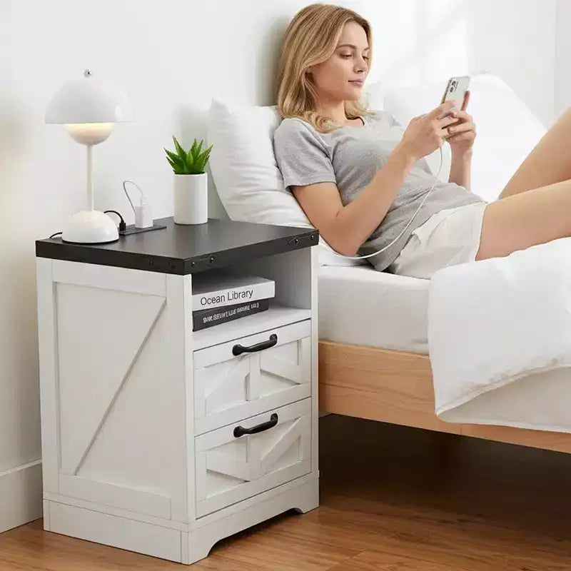 Table de chevet de style ferme moderne avec station de charge, table de chevet blanche de style industriel à 2 tiroirs, table d'appoint de chambre élégante et compacte