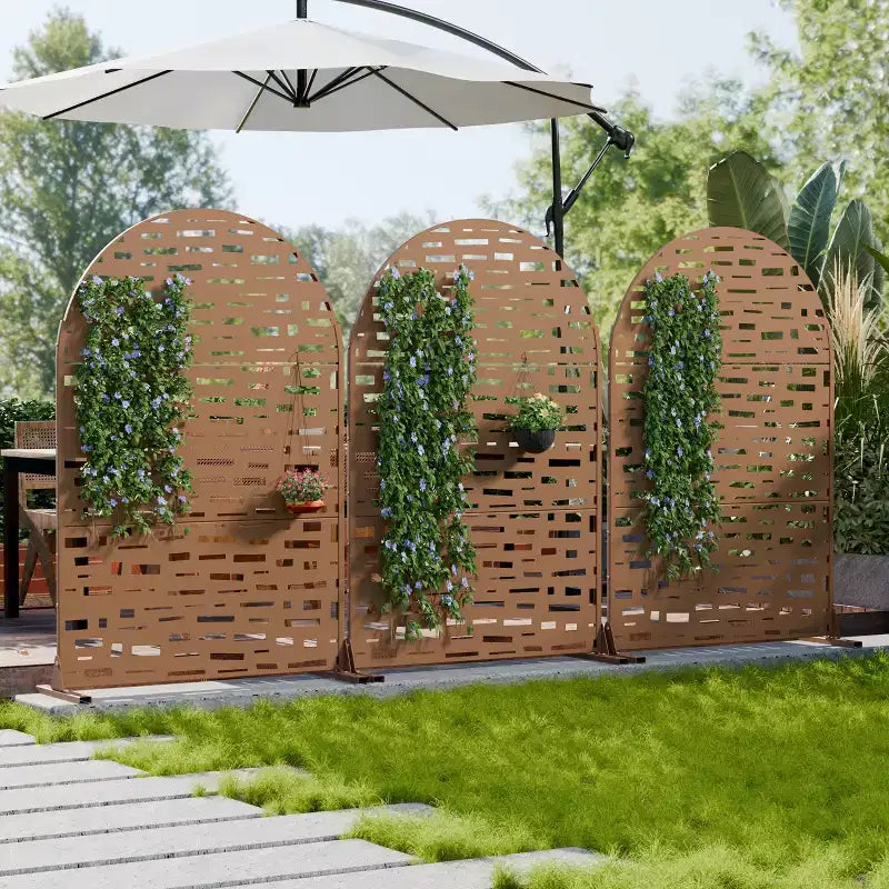 Panneaux de clôture autoportants Dovelina 72H x 47W en métal arqué pour extérieur, gris clair/marron, pour jardin, patio, terrasse, cour