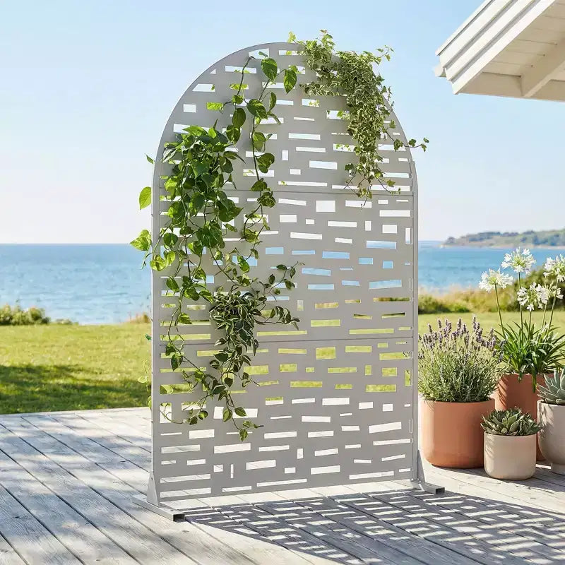 Panneaux de clôture autoportants Dovelina 72H x 47W en métal arqué pour extérieur, gris clair/marron, pour jardin, patio, terrasse, cour