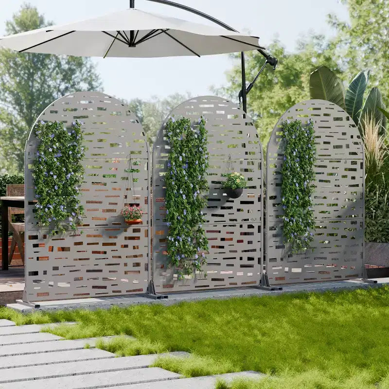 Panneaux de clôture autoportants Dovelina 72H x 47W en métal arqué pour extérieur, gris clair/marron, pour jardin, patio, terrasse, cour