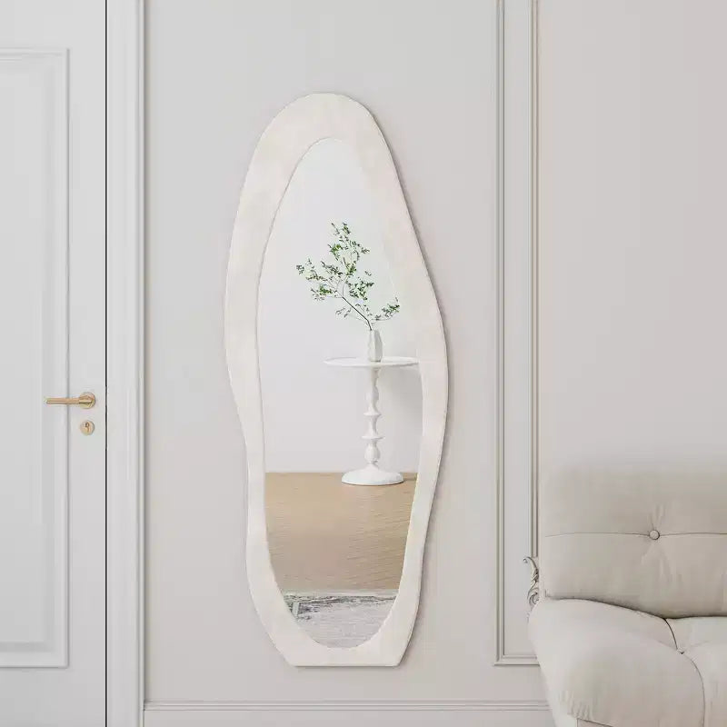 Miroir sur pied mural pleine longueur Whisen 63 x 24 de forme irrégulière, enveloppé de flanelle