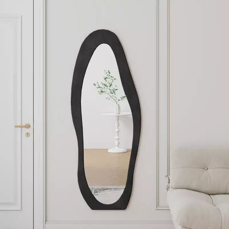 Miroir sur pied mural pleine longueur Whisen 63 x 24 de forme irrégulière, enveloppé de flanelle