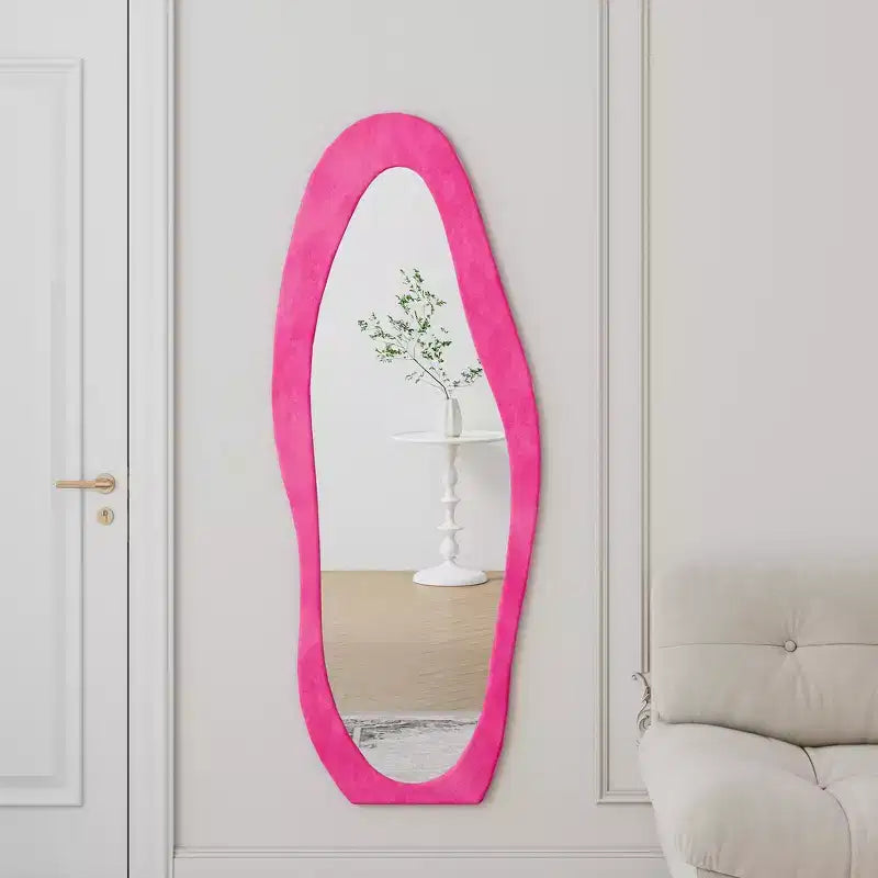 Miroir sur pied mural pleine longueur Whisen 63 x 24 de forme irrégulière, enveloppé de flanelle