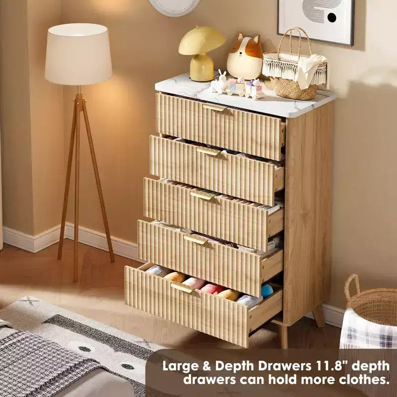 47,2 po de haut Commode flûtée à 5 tiroirs pour Chambre, Commode en Bois Moderne avec Plateau en Faux Marbre et Profil Courbé pour Salon et Couloir