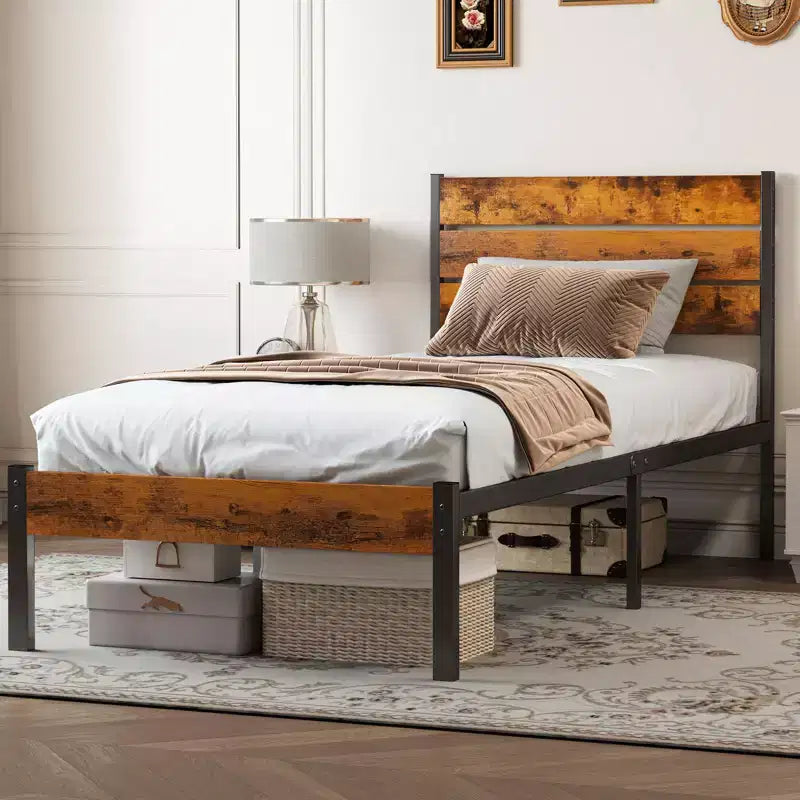 MAYEERTY Cadre de lit plateforme industriel en métal avec tête et pied de lit en bois, capacité de charge de 800 lb et espace de rangement sous le lit de 12,8 po