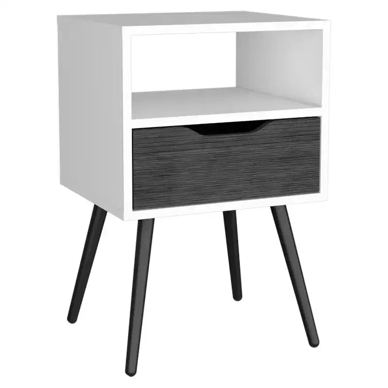 Conçue pour un usage quotidien pratique, cette table de chevet Otom, avec plateau supérieur, une étagère ouverte, un tiroir et quatre pieds – chêne fumé/blanc offre une.