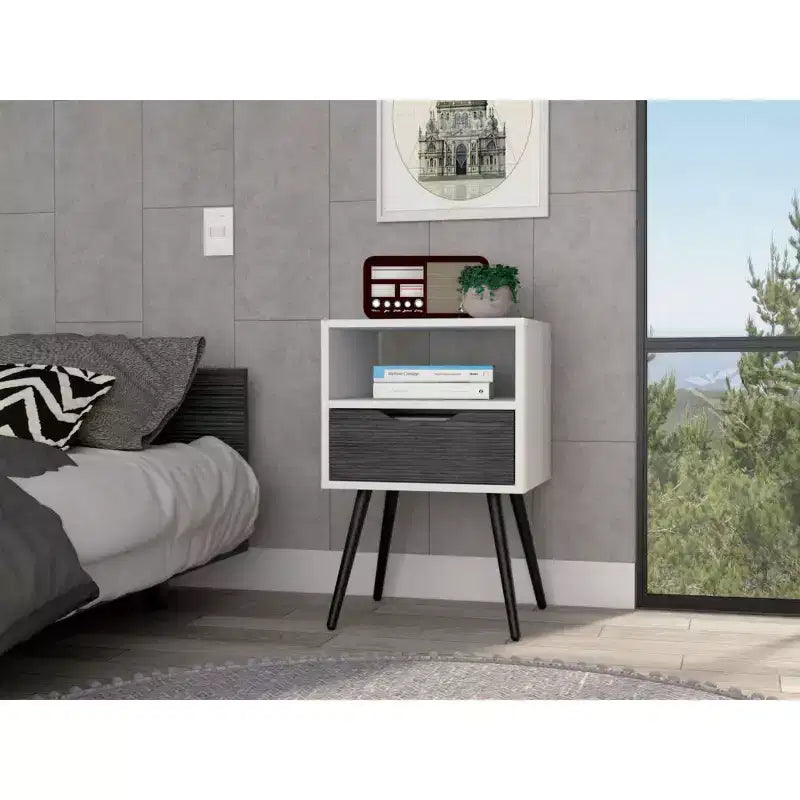 Conçue pour un usage quotidien pratique, cette table de chevet Otom, avec plateau supérieur, une étagère ouverte, un tiroir et quatre pieds – chêne fumé/blanc offre une.